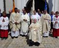 Bild: hm
Die Fahnenabordnungen der kirchlichen Vereine feiern mit dem Jubilar in seiner Heimatpfarrei sein goldenes Priesterjubiläum.