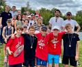Bild: R. Kreuzer/exb
Nach dem Bezirksfinale im Tennis freuen sich die Teilnehmer aus Regensburg und die Schülerinnen und Schüler des Augustinus-Gymnasiums über Medaillen und Urkunden.
