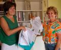 Bild: mab
Angela Dausch (links) und Andrea Bäumler machen klar Schiff. Nach Jahrzehnten an der Schule in Schwarzenfeld hat sich viel angesammelt, nicht nur Papier.