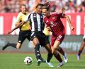 Bild: Daniel Karmann/dpa
Der Nürnberger Caspar Jander (rechts) kämpft mit Kephren Thuram von Juventus um den Ball.