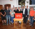 Bild: bjp/exb
Silke Tanner, Sabine Eichermüller und Werner Walberer (Siebente, Neunte und Erster von rechts) leiten für die nächsten zwei Jahre den Pressather SPD-Ortsverein. Fünfter und Sechster von rechts: Unterbezirksvorsitzender Simon Grajer und Bürgermeister Bernhard Stangl.