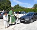 Bild: no
Pfarrvikar Yeruva ging am Ende der Messe durch die Reihen der auf dem Illschwanger Festplatz geparkten Fahrzeuge. Er erteilten diesen und den dazugehörenden Fahrern den kirchlichen Segen.