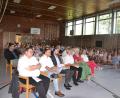 Bild: gi
Die Moosbacher Rektorin Ulrike Uhlemann (sitzend, Zweite von rechts) geht in den Ruhestand. In der Turnhalle wurde die scheidende Schulleiterin verabschiedet.
