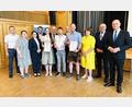 Bild: Regierung der Oberpfalz/Kammermeier
Absolventen aus den Landkreisen Neustadt, Nürnberger Land und Roth mit Ehrengästen.
