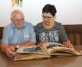 Bild: pi
Johann und Rita Prem blättern gern in dem Gästebuch mit Einträgen von vielen Persönlichkeiten.