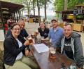 Bild: Tobias Gräf
Kristin Rauch (Mitte), die nette Bedienung vom Kohl, stößt gleich mit an: (von links) Simone Kiesel, Martin Niebler, Alexander Schmid und Patrick Seidl loben das Bier sehr, schlagen aber auch vor, Wasserspender aufzustellen.