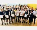 Bild: Regierung der Oberpfalz/Kammermeier/exb
Die "neuen" Landwirte aus dem Landkreis Amberg-Sulzbach mit ihren Zeugnissen und Ehrengästen.