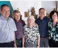 Bild: jma
Bürgermeister Joachim Neuss, Ehemann Karl Fuchs, Jubilarin Anna Fuchs, Sohn Georg und Schwiegertochter Anna (von links) gratulieren zum 90. Geburtstag.