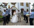 Bild: bey
Tobias und Julia Lang geben sich in der Kreuzbergkirche das Eheversprechen. Eine Abordnung der Feuerwehr Bernrieth steht Spalier.