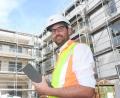 Bild: Gabi Schönberger
Manuel Beer auf einer Baustelle der Baufirma Gebrüder Donhauser. Bei dem gelernten Maurer und jetzigem Bauleiter laufen alle Fäden zusammen.