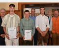 Bild: gf
Ehrung der prüfungsbesten Schreinergesellen. Unser Bild zeigt von links Landrat Richard Reisinger, Jan Häusler, Fabian Wittmann, Markus Kühne, Luis Benker, Kreishandwerksmeister Dietmar Lenk und Innungsobermeister Richard Siegler.
