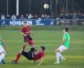 Archivbild: Dieter Jäschke
Zwar nicht so artistisch wie in die Situation, aber dennoch erfolgreich: Spielertrainer Benjamin Urban (Mitte) hämmerte beim Remis seines SC Luhe-Wildenau bei der SpVgg Lam den Ball aus drei Metern unter die Latte.