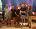 Bild: Werner Dobmeier/exb
Beim Schulfest des Gymnasiums Eschenbach überreicht der Abiturjahrgang 1999 eine Spende von 500 Euro an Schulleiter Harald Olschner.