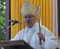 Bild: ge
Am Freitag, 26. Juli, kam Bischof Rudolf Voderholzer aus Regensburg zum Patroziniumsgottesdienst auf den Annaberg. In seiner Predigt versuchte sich in einer religiösen Deutung, warum gerade beim Bergfest so viele ehemalige Sulzbacher wieder heimkommen und sich mit ihren Familien treffen.
