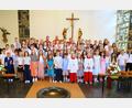 Bild: Alfred Geitner/exb
Junge Christen aus Poppenricht und Ammerthal erhalten das Sakrament der Firmung durch Domkapitular Johann Ammer (Mitte), rechts daneben Gemeindereferentin Regina Probst und Pfarrer Klaus Haußmann, links daneben Pfarrer Dominik Mitterer.