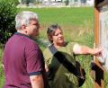 Bild: Büro MdB Stefan Schmidt/exb
Grünen-Bundestagsabgeordneter Stefan Schmidt (links) und Dritte Bürgermeisterin Lisa Rauh beim Rundgang durch das Naturerlebnisdorf.