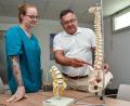 Bild: Stephan Huber
Die Menschen werden nicht nur immer älter, sondern bleiben im Alter auch immer länger aktiv, sagt Patrick Krös. In seiner neuen Praxis in Sulzbach-Rosenberg (hier mit seiner medizinischen Fachangestellten Judith Rösel) hat er es deshalb oft mit Abnutzungserscheinungen von Gelenken oder der Wirbelsäule zu tun.