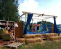 Bild: hka
Ein motiviertes Kinder-Ensemble, liebevoll gestaltete Kulissen und eine Bühne mitten im Grünen machen das Kindertheater "Das kleine Ich bin ich" in Süß zu einem vollen Erfolg.