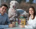 Bild: Wolfgang Steinbacher
Ein bisschen schaut es aus, wie ein Werbeplakat. Franziska Heindl und Robert Eirich sind die Gesellschafter von Paws & Patch, einer Firma in der Rosenthalstraße in Amberg, die Nahrungsergänzungsfutter für Hunde und andere Haustiere herstellt und vertreibt.