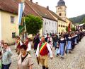 Bild: bkr
Kurz war der Weg von der Kirche zum Festzelt. Beim Festzug ging es nicht wie geplant vom Schloßberg hinab zum Unteren Markt. Drohende Wolken reduzierten die Strecke.