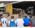 Bild: Realschule im Stiftland/exb
Unterricht auf dem Bio-Bauernhof Kunz erlebten die Realschüler.
