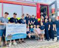 Bild: usc
Das löste bei der Raigeringer Kinderfeuerwehr, die sich Hydrantenbande nennt, große Freude aus, als die Vertreter von Round Table 69 Amberg einen Scheck über 1069 Euro übergaben. Von links. die RT-Delegation mit Tobi Höhne, Schatzmeister Stefan Fuchs und Club-Präsident Dr. Andreas Heil.