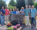 Bild: u
Altbürgermeister Karl Färber wäre am 30. Juli 90 Jahre alt geworden. Die Schnaittenbacher SPD gedenkt seiner an seinem Grab (von links): Zweiter Bürgermeister Uwe Bergmann, Wolfgang Färber (Sohn), Bärbel Grützner, Helga Färber (Witwe), Gerald Dagner, Marianne Hartmann, Willi Meier, Georg Dobmeier, Günter Schuller und Vitus Kaa.