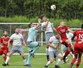 Bild: Hubert Ziegler
Torhüter Elias Graf (Dritter von links) vom SV Schmidmühlen II hat in dieser Szene große Mühen, um den Ball nach einer Ecke für den SV Inter Bergsteig Amberg II aus der Gefahrenzone zu befördern.