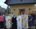 Bild: gi
Sr. Angelina Hummer (Fünfte von links) von den Mallersdorfer Schwestern feierte in Ragenwies 60-jähriges Professjubiläum. Dazu gratulierten Pfarrgemeinderätin Angelika Hierold, Bürgermeister Bernhard Rom, die Geistlichkeit mit den beiden Neupriestern (vorne), Pfarrgemeinderatssprecherin Elisabeth Völkl und als Vertreter der Dorfgemeinschaft Katja Süß und Heike Eger (von links).