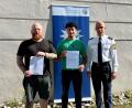 Bild: PI Sulzbach-Rosenberg/exb
Polizeihauptkommissar Tobias Plößl (rechts), stellvertretender Leiter der Polizeiinspektion Sulzbach-Rosenberg, zeichnet zwei couragierte Bürger aus: Merlin Scharnagl (links) und Abud Alhamad (Mitte) hatten der Polizei geholfen, einen Randalierer im Regionalexpress festzunehmen.