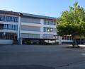 Bild: bnr
Der Innenhof der Grund- und Mittelschule wird als Pausenhof und Freigelände für die Mensa umfunktioniert. Der Pausenhof für die Grundschule befindet sich an der gegenüber liegenden Nordseite des Schulgebäudes.