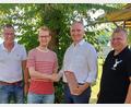 Bild: u
Mit einem Präsent bedankt sich CSU-Kreisvorsitzender Harald Schwartz (Zweitervon rechts) bei Florentin Siegert (Zweiter von links) für die geleistete Arbeit. Dank sagen auch Bürgermeister Hermann Falk (links) und der CSU-Orts- und Fraktionsvorsitzende Martin Merkl (rechts).