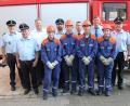 Bild: aun
Der Utzenhofener Feuerwehr-Nachwuchs beweist, was er kann (vorn, von links): Vorsitzender Hubert Zollbrecht, Magdalena Geitner, Eva Lehmeier, Tim Kotzbauer und Veronika Guttenberger; hinten (von links): Kreisbrandmeister Jürgen Ehrnsberger, Bürgermeister Stefan Braun, Kommandant Franz Schmidbauer, Jugendwart Laurenz Knott, stellvertretender Jugendwart Michael Wittmann und Kreisbrandmeister Alexander Graf.