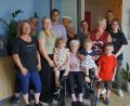 Bild: wel
Im Kreise ihrer Familie feiert Anna Schindler ihren 80. Geburtstag im Alten- und Pflegeheim. Bürgermeister Rudolf Teplitzky (Vierter von links) überbringt die Glückwünsche der Stadt.