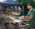 Bild: mrr
Das Team der Fischer-Crew bereitet beim Fischerfest in Rieden die Forellen zu.