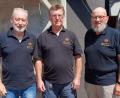 Bild: u
Zwei Tage vor der Premiere des Stücks „Das Wirtshaus im Spessart“ ist Erhard Ackermann (links), der Darsteller des Räubers Knoll, erkrankt. Zur Erleichterung von Regisseur Dieter Held (Mitte) übernahm Roland Fritsch (rechts) die Rolle zusätzlich zu der als Bänkelsänger Parucchio. Bei den Aufführungen am 2. und 3. August steht zum guten Ende Erhard Ackermann selbst als Räuber Knoll auf der Bühne.