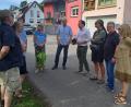 Bild: Veronika Frenzel/exb
Einen Ortstermin am Vilsanger mit der Netzbetreiberfirma Tennet, vertreten durch Pressesprecher Andreas Schieder (Sechster von links), hatte die Kümmersbrucker IG "Leben statt Asphalt".