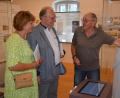 Bild: jr
Otto Grillmeier (rechts) führte das Ehepaar Reiner und Gabriele Haseloff durch das Resl-Museum im Schafferhof.