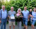 Bild: do
Das Abschiednehmen von einer treuen Mitarbeiterseele viel schwer. Schweren Herzens verabschiedeten die Firmenchefs Rudi Dunzer (links) und Michael Schmid (Vierter von links) ihren langjährigen Mitarbeiter Florian Philipp (Zweiter von lins.) in den Ruhestand.