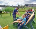 Bild: Realschule im Stiftland/exb
Herbert Walenta vom Fischereiverein Stiftland brachte den Jungs der Realschule im Stiftland das Angeln nahe.