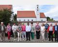 Bild: bö
Zu einem Klassentreffen kommen die Vilshofener Einschulungsjahrgänge 1950 und 1951 zusammen. Den Gottesdienst zelebriert Pater Thomas Bijilal (Mitte) von der Pfarreiengemeinschaft.