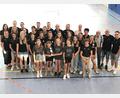 Bild: mma
So sehen Siegerinnen aus: Bürgermeister Bernhard Lindner und SV-Vorsitzender Hans Luber gratulieren mit dem Kreisvorsitzenden Martin Schötz den erfolgreichen Volleyballspielern.