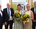 Bild: Hirsch
Ministerialdirektor Hubert Bittlmayer (links) verabschiedet Behördenleiter Georg Mayer (Zweiter von links) in den Ruhestand und ernennt Helmut Melchner (rechts) zum Nachfolger. Blumen gibt es für die Ehefrauen Anita Mayer (Mitte) und Anne Melchner (Zweite von rechts).
