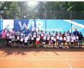 Bild: Adrian Zimmermann
Das sind in den verschiedenen Altersklassen die Sieger der Tennis-Landkreiskreismeisterschaften Neustadt/WN, die die TSG Mantel-Weiherhammer über eine Woche hinweg für Kinder und Jugendliche ausrichtete. Verantwortlich für das Turnier zeichnet Martin Schmid (hinten, rechts).