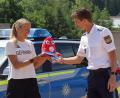 Bild: mfh
Der Sachgebietsleiter Ausbildung, Erster Polizeihauptkommissar Armin Pohl, gibt Domenika Mayer eine Mütze als Glücksbringer für Paris mit.