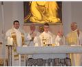 Bild: gi
Michael Steinhilber (Mitte) feiert seine Nachprimiz zusammen mit Pfarrer Udo Klösel, Diakon Herbert Sturm und Professor Alfred Hierold (von links) in der Pfarrkirche St. Peter und Paul in Moosbach. Der Neupriester übernimmt auch die Urlaubsvertretung bis 19. August.