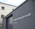 Archivbild: Petra Hartl
An einer Außenmauer der Justizvollzugsanstalt in Amberg hatte ein Mann einen Gegenstand abgelegt, der sich als Drogenpaket entpuppte.