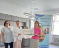 Bild: Breitfelder/exb
Die 4000-Euro-Spende von DVAG-Regionaldirektionsleiterin Michaela Lange (Mitte) nahmen die Vertreterinnen des Kinderschutzbunds, Vorstandsvorsitzende Brigitte Breitfelder (rechts) und Schriftführerin Petra Kopp (links), entgegen.