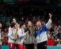 Bild: Petros Giannakouris/AP/dpa
Ein Selfie für die Ewigkeit: Nord- und Südkoreaner bei Olympia mit dem chinesischen Team,