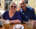 Bild: mma
Das australische Ehepaar Jan Beattie und Trevor Taylor liebt bayrische Kücheln und das Bier.